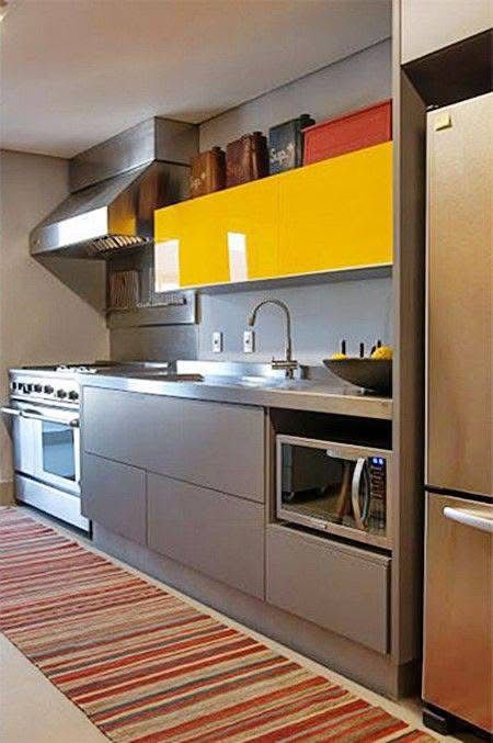 Cozinha planejada com destaque amarelo