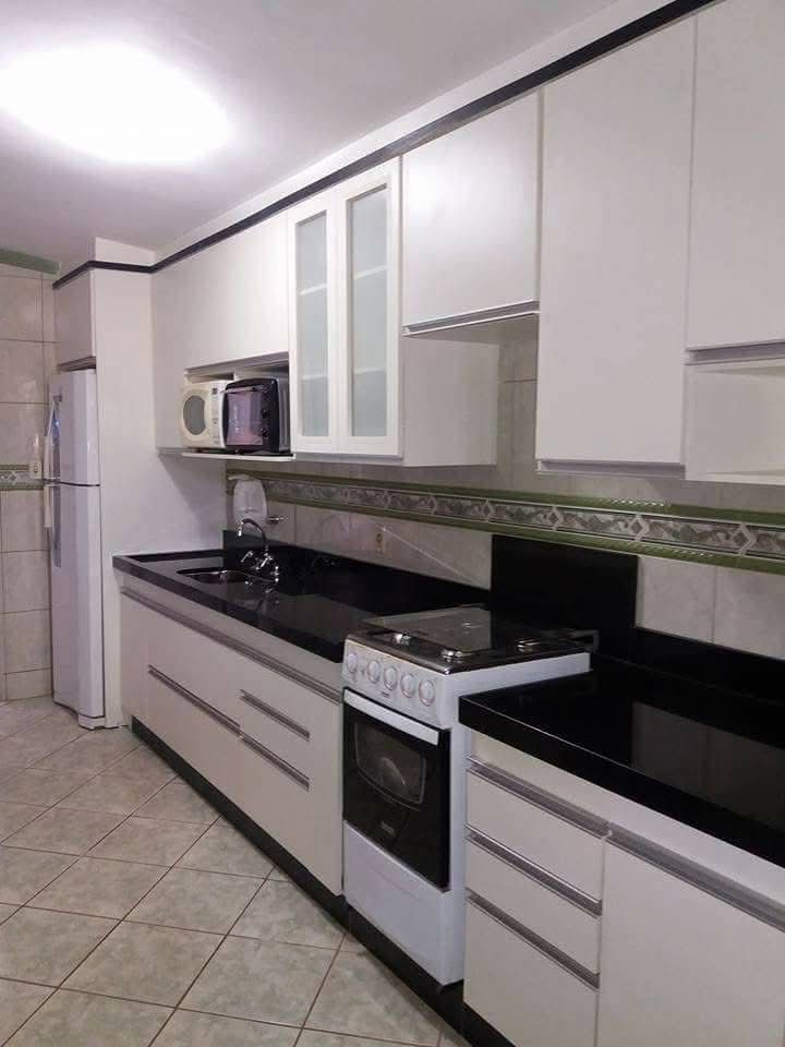 Cozinha planejada branca com preto